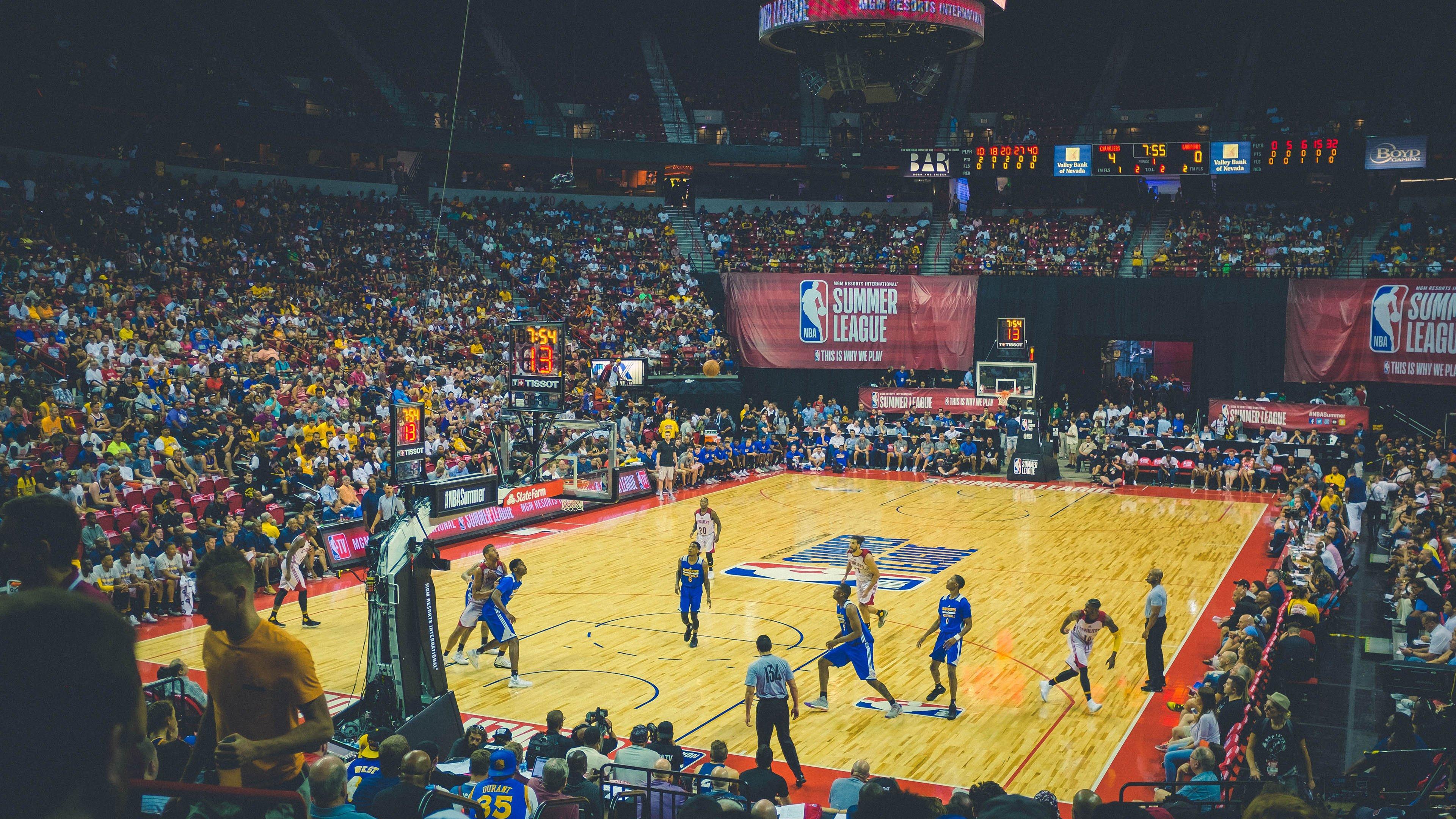 CBA赛程过半，格局升级亮点纷呈 裁判尺度争议成焦点