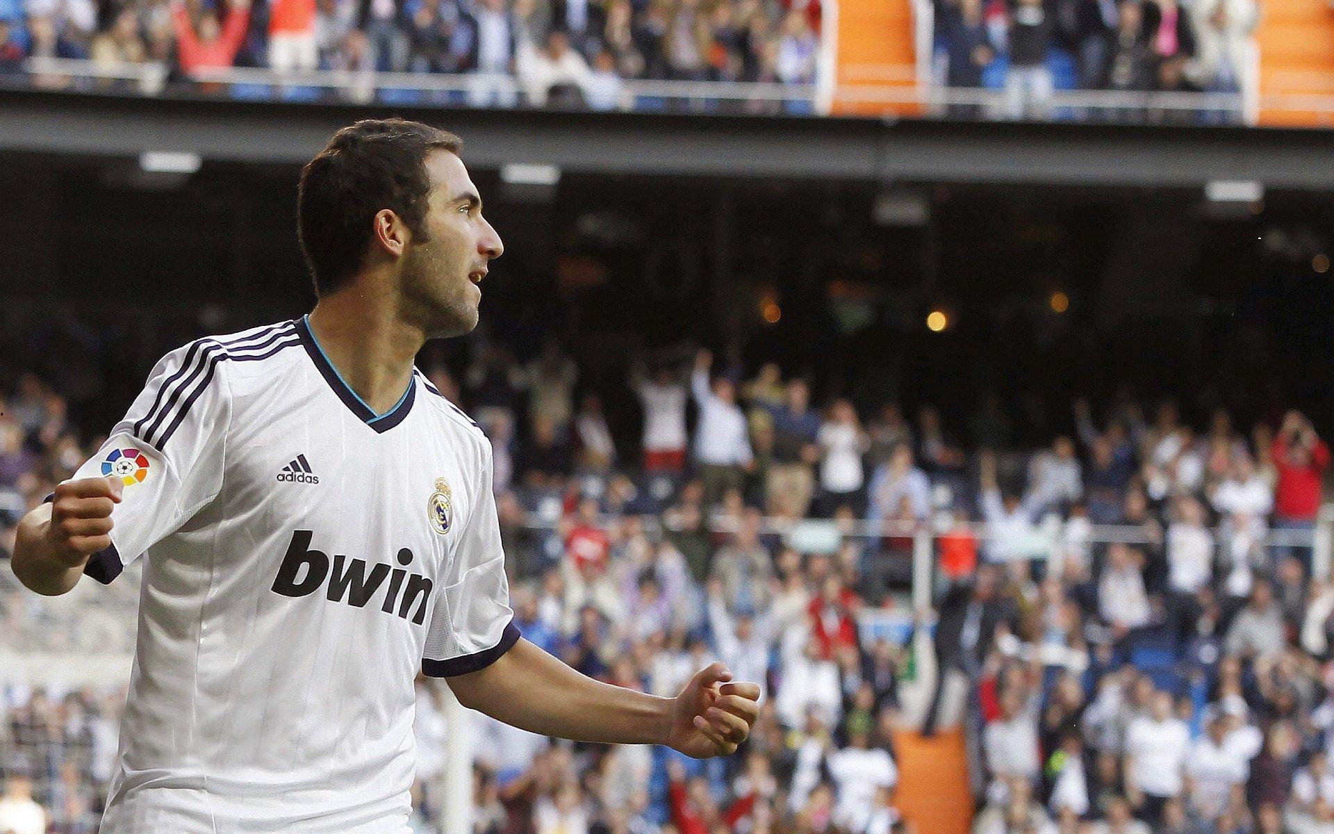 镜报曝巴尔韦德与阿隆索存战术分歧,曼联密切关注其未来动向