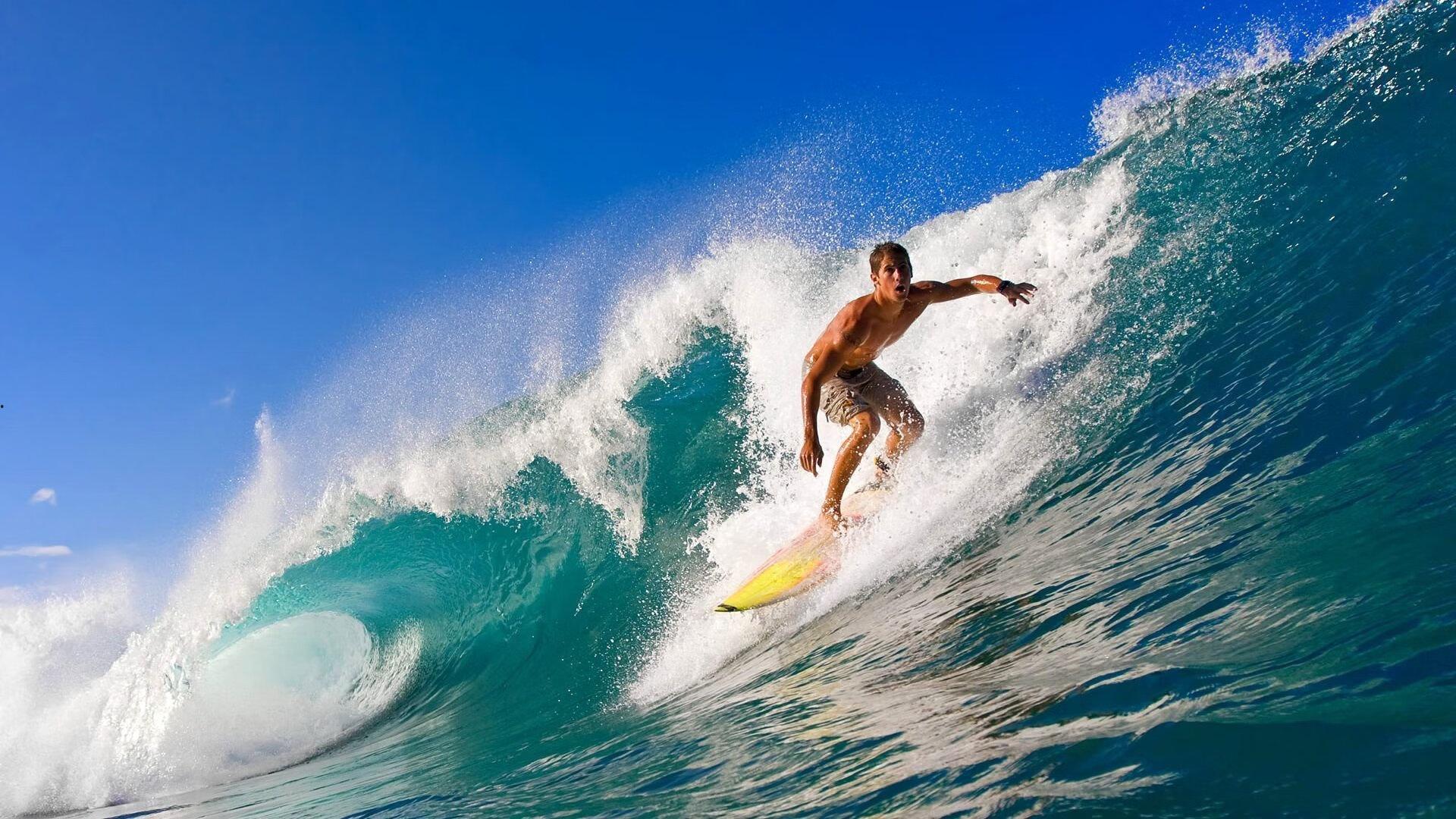 暴雨难凉绿茵热血，北京业余球员冒雨激战展现足球纯粹热爱